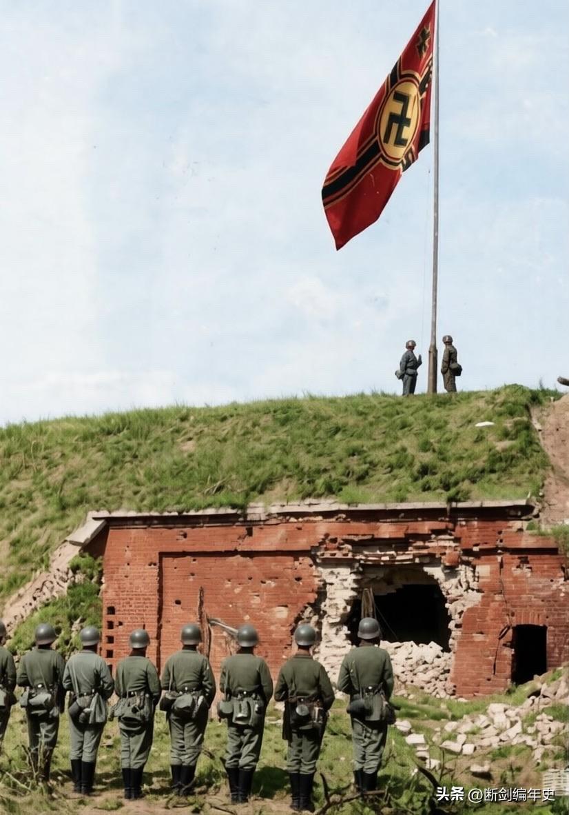 1939年9月8日，在占领维斯特普拉特半岛后，德军举行升旗仪式。

1939年9