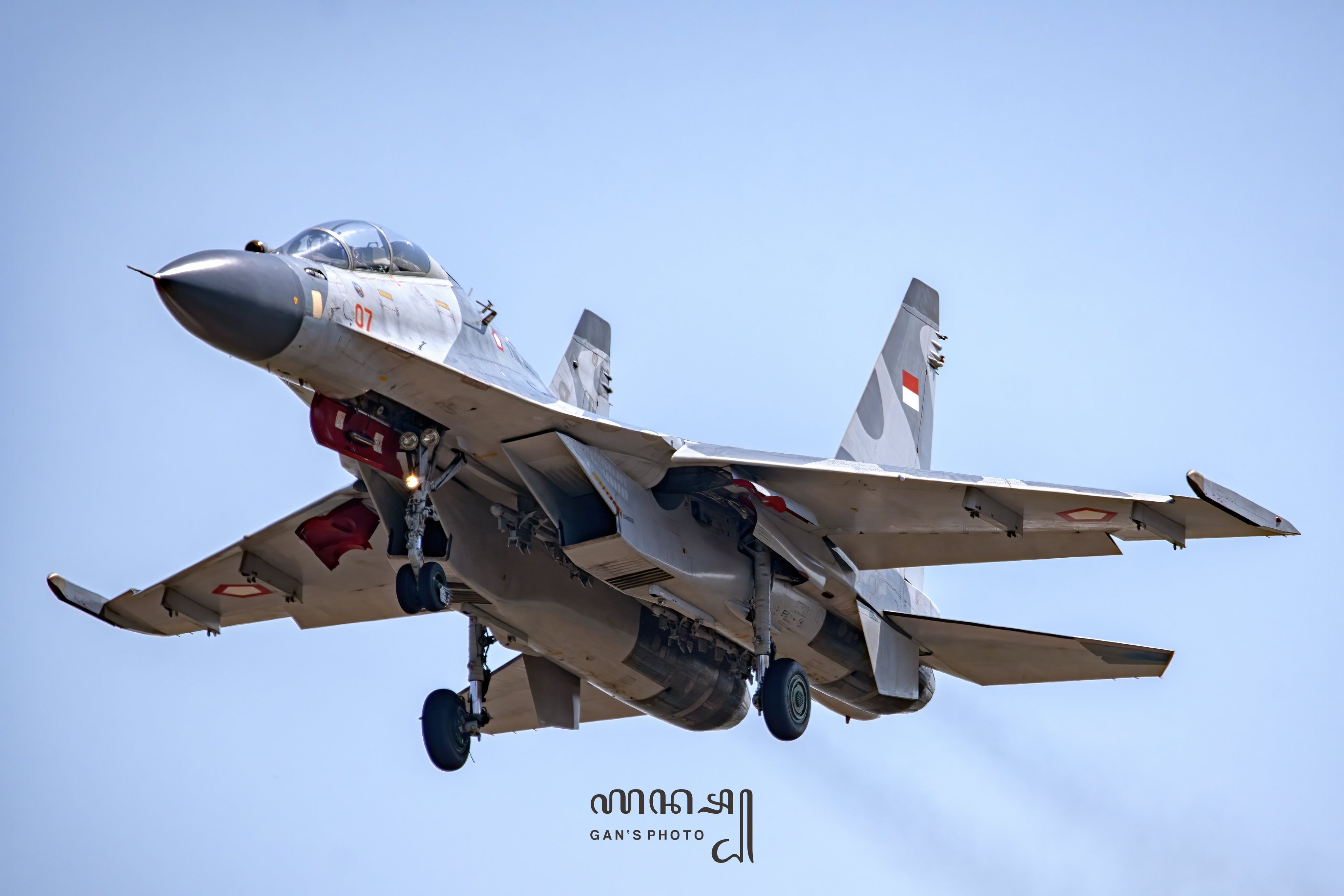 #苏霍伊影像集# 印度尼西亚空军的Su-30MK2，机腹中线挂有MBD3-U6-