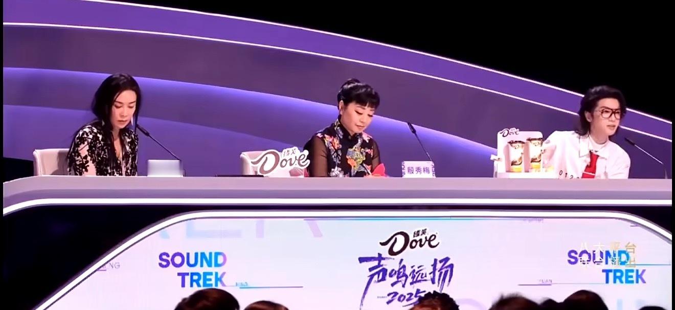 赛事已经过半了，华晨宇又问起了赛制细节，花花像极了上一天班听不进话的我。