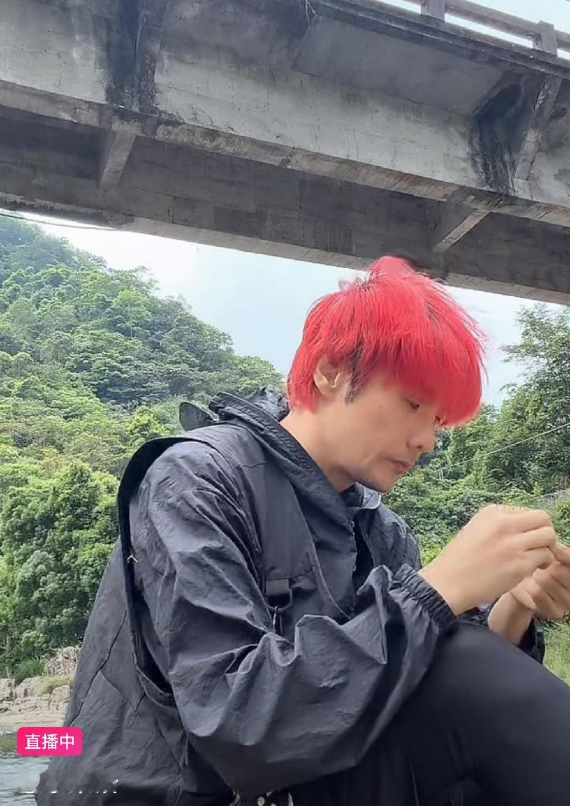 李荣浩钓鱼像我奶穿针真不敢信这真是李荣浩，一头凌乱的杀马特红发，脸上也有点脏脏的