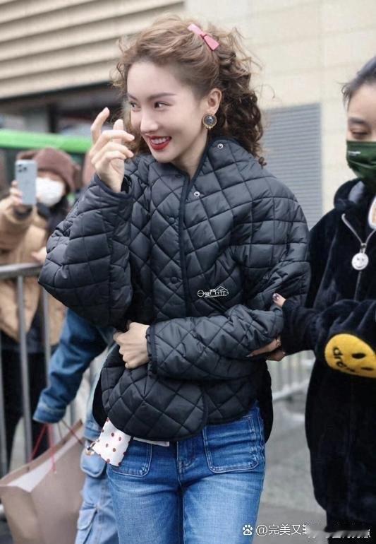 34岁金晨增肥后简直是“颜值回春”！新烫的羊毛卷搭配羽绒服，整个人看起来元气满满