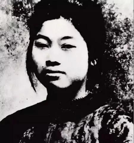 1935年，浑身是血的唐义贞被敌人押到了河边，为了得到她吞咽下去的文件，敌人竟然
