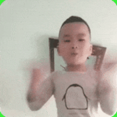 我没办法对余宇涵抵抗冬天的穿搭进行指指点点，因为本人冬天穿得少到让人议论纷纷 ​