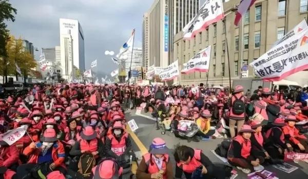 韩国民众走上首尔街头，对着尹锡悦隔空喊话说道，你愿意和喜欢战争，那就带着你的团队