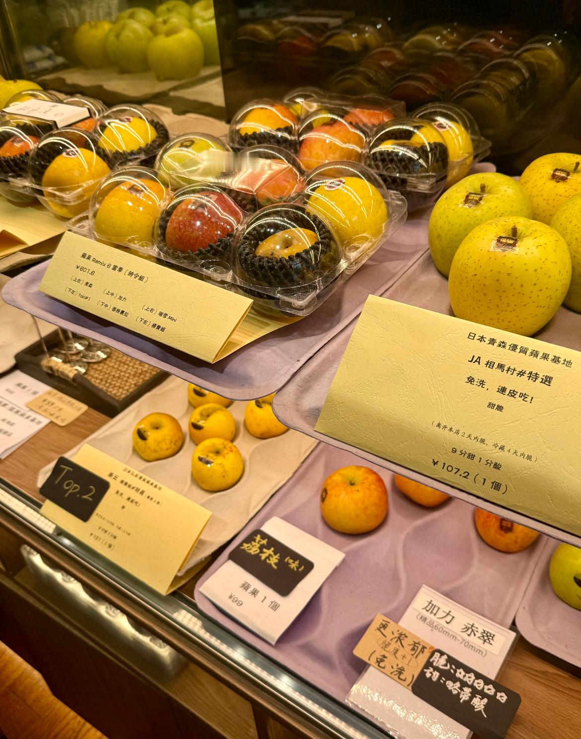 上海还是太超前了网友随手拍的上海果真太超前了，机器人遛狗、马路上股票看板、28一
