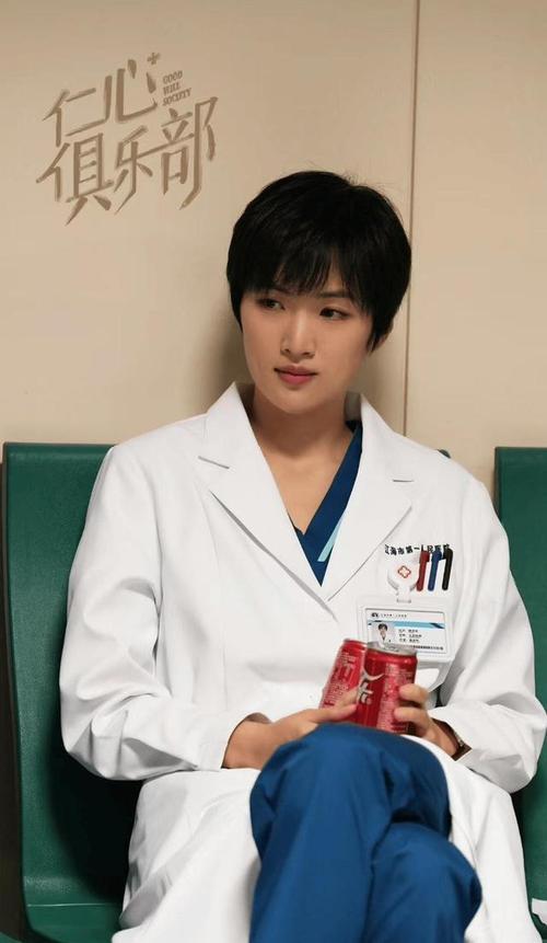 2025年末，姚安娜凭借新剧中的急诊科医生顾诗宜一角收获广泛好评。她细腻演绎角色