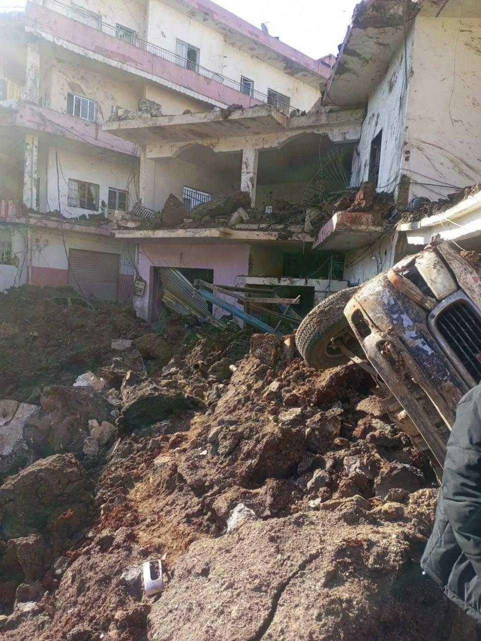 昨晚以色列对黎巴嫩东部纳比奇特镇发动猛烈空袭后的景象。