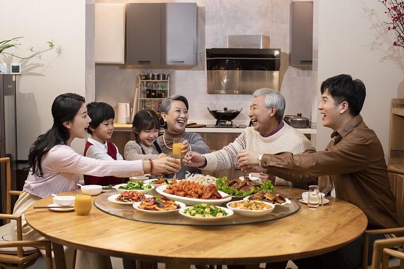 人这一辈子，最珍贵的不过是全家平安

人这一生，兜兜转转，争名夺利，
到最后才明