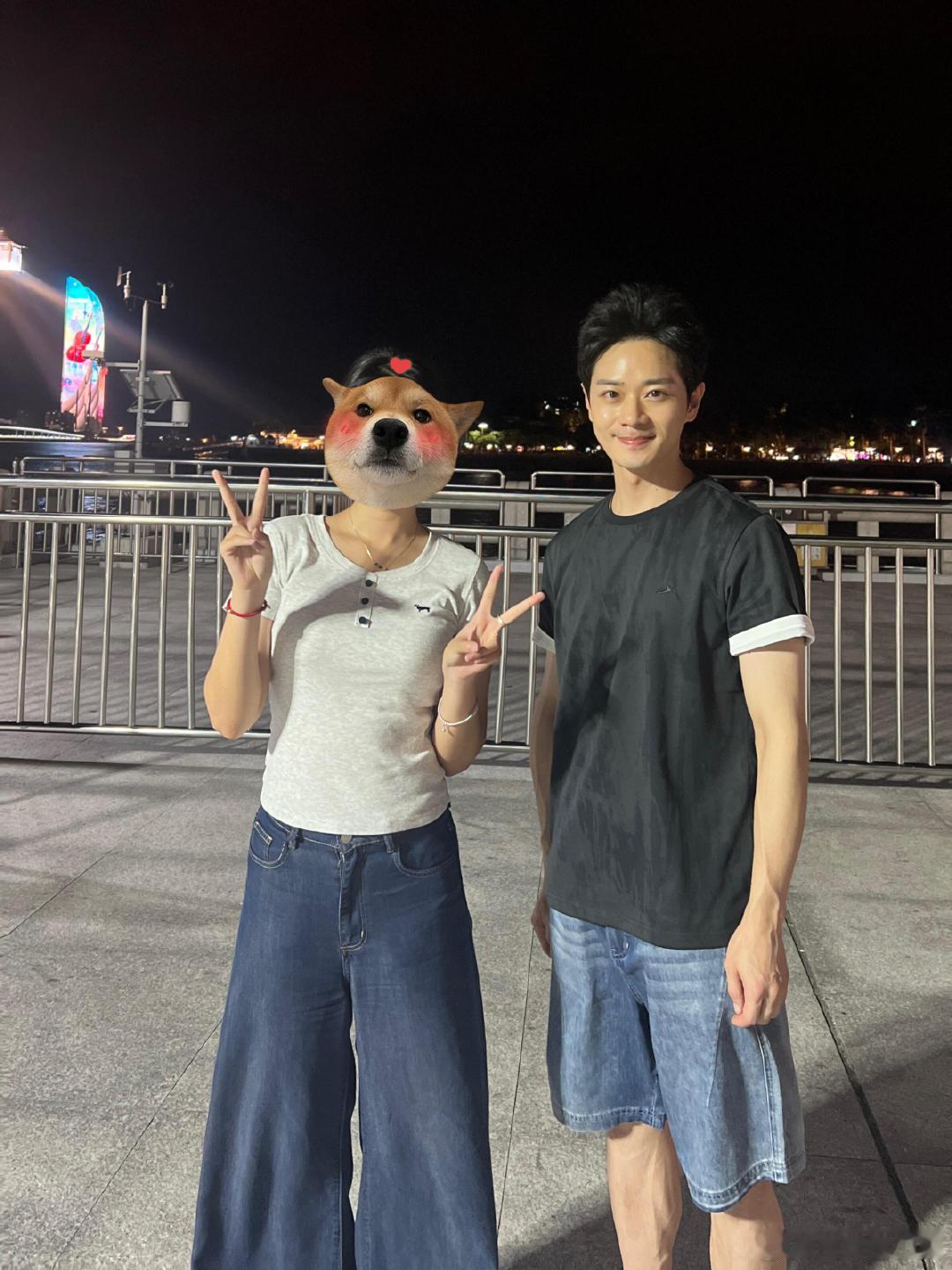 厦门偶遇曹骏鼓浪屿偶遇曹骏 有人在厦门鼓浪屿附近偶遇曹骏了，他本人帅到犯规，还特