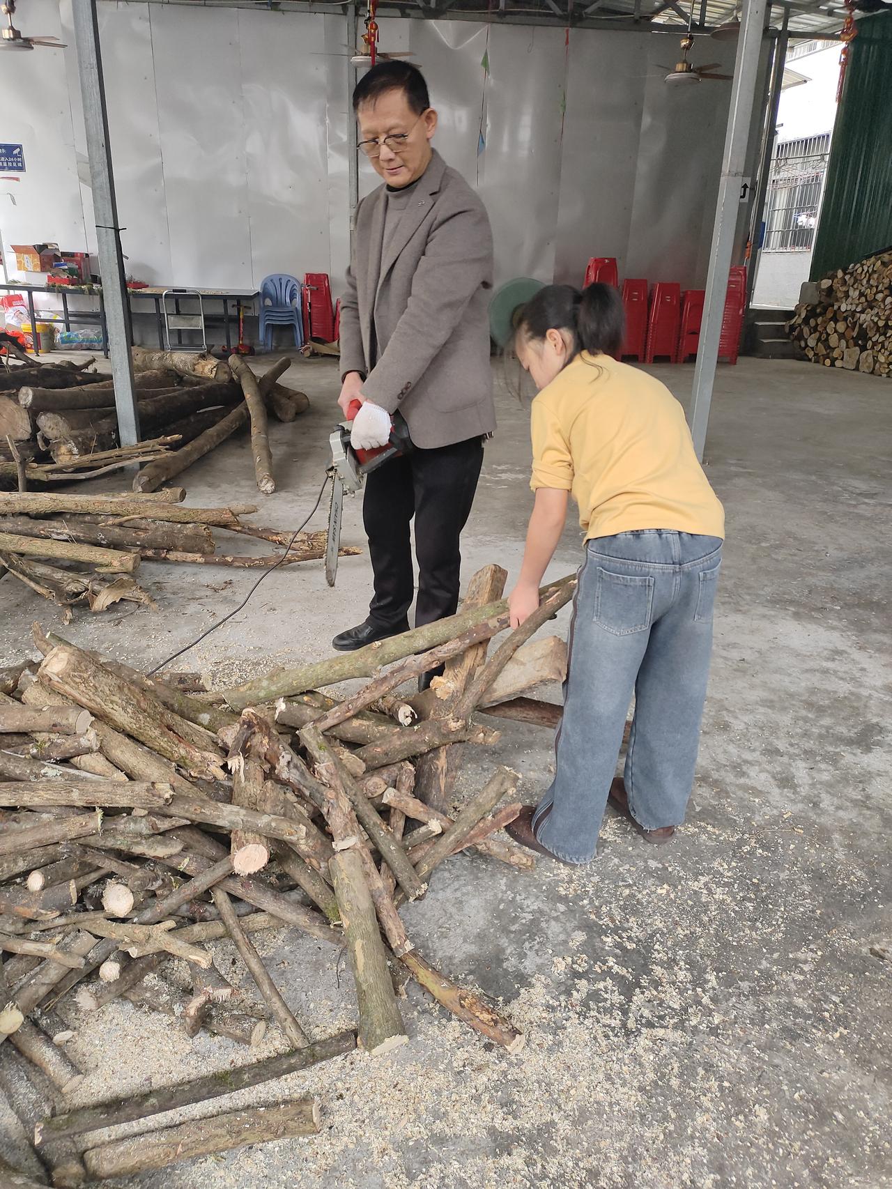 为何烧柴做饭在农村依旧流行呢?柴火做饭在农村流行，主因是成本低、就地取材，且柴火