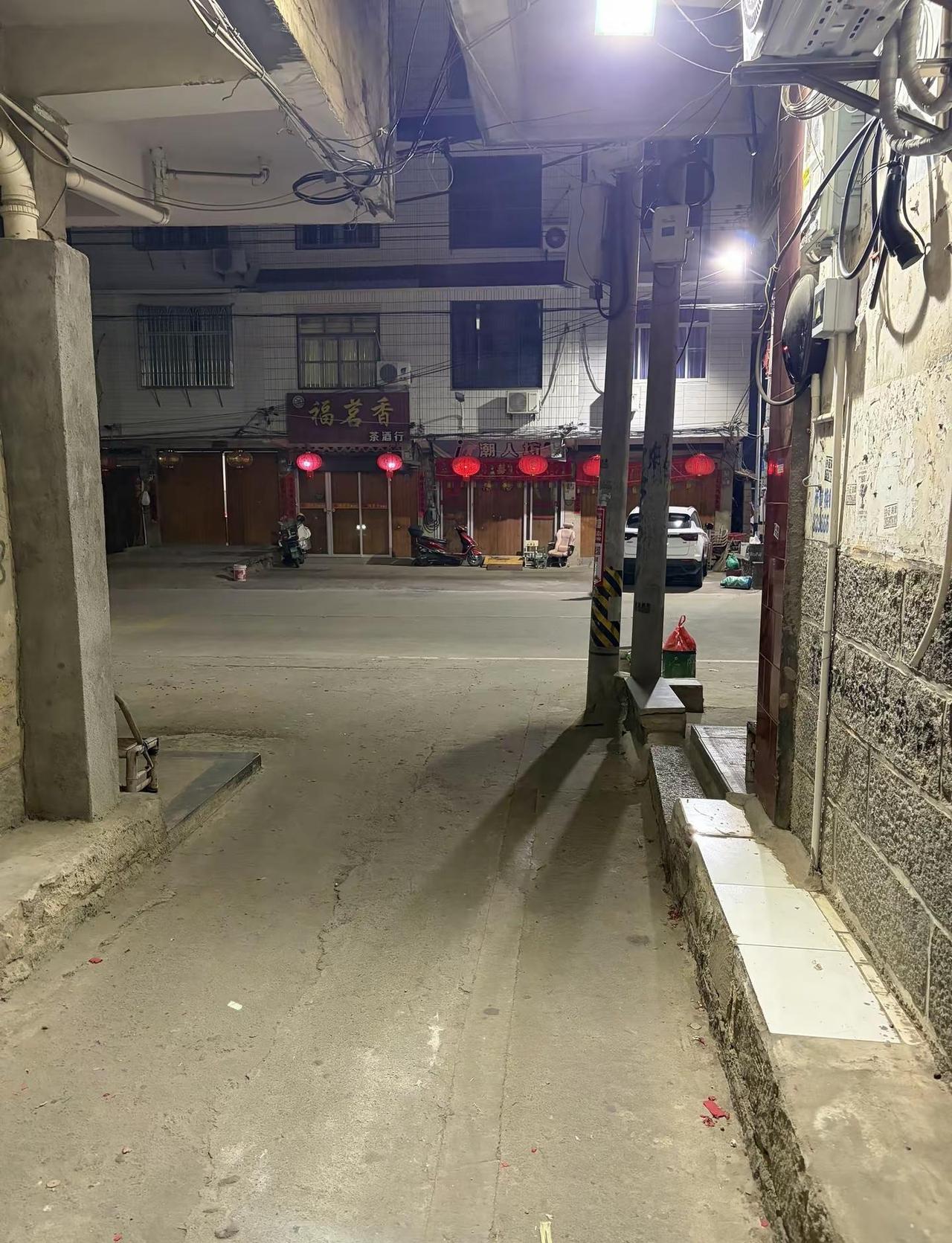 这根电信电线杆，阻碍车辆通行，大家看看该不该移除，或者合并成一根，