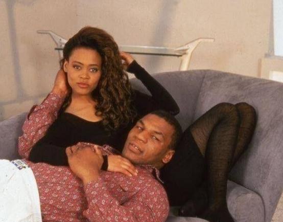 1988年，拳王泰森花了3000 万美元娶吉文斯为妻，没想到，有一天泰森回到家时