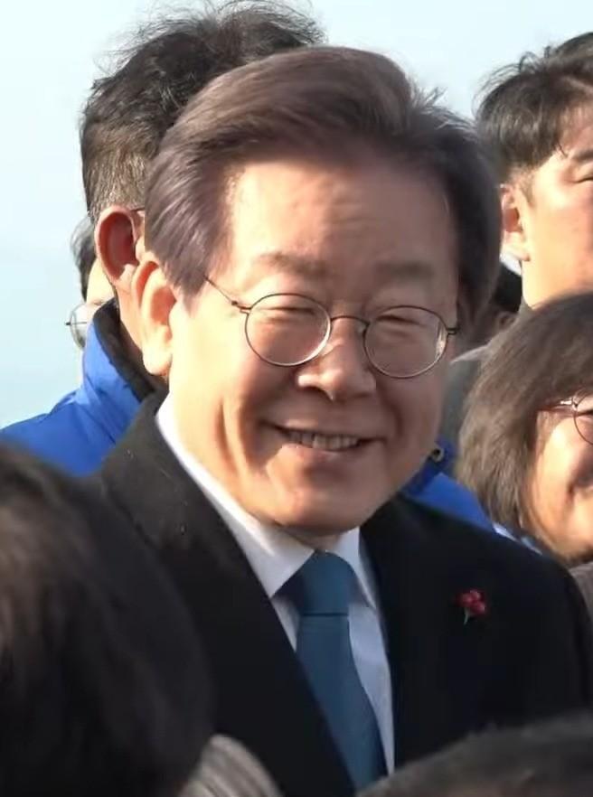 外媒问韩国总统李在明：若中国武统台湾，你会不会出手？李在明笑着回答：那是人家的家
