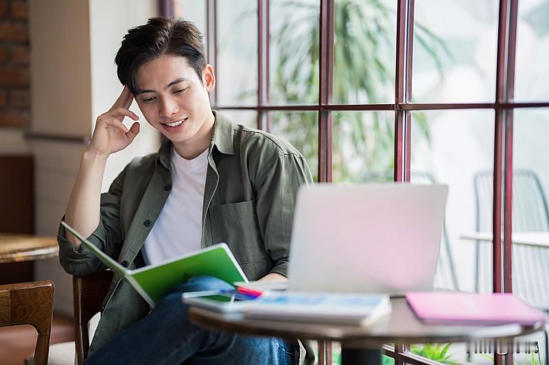 如果不缺钱，你还会工作吗？
第一反应肯定是把破班一辞，先睡满三天自然醒，订最早的