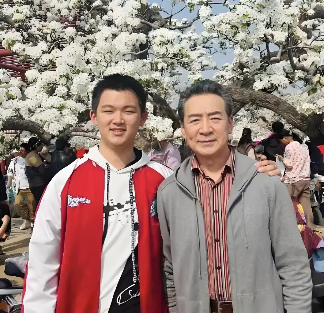 “你为什么这么老才生我？”
18岁儿子的这句话，
像根针，
狠狠扎进71岁寇振海