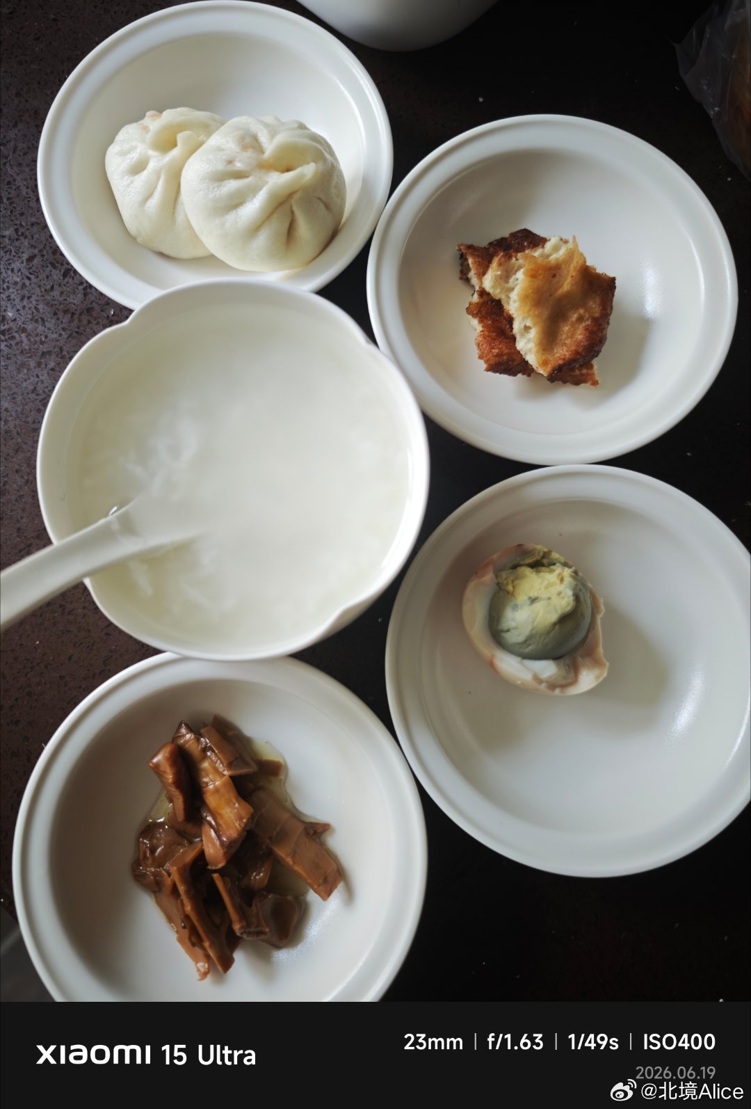今天的早饭就是泡饭、小笼包、油条、鸡蛋，还有油焖笋。