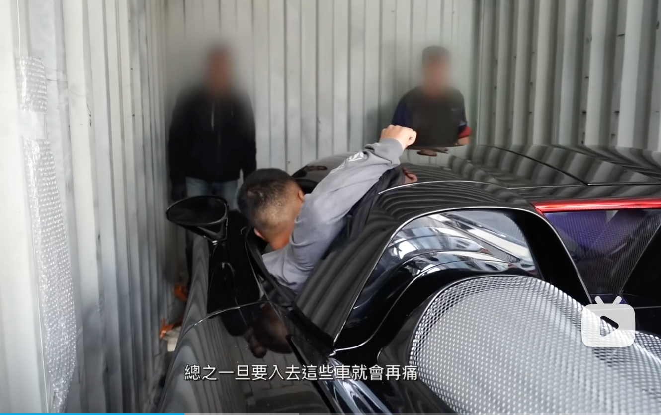 看到香港的车拆箱大家都大差不差这个车很有辨识度，一看就知道是什么车了吧 