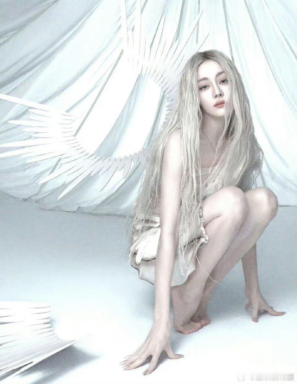 迪丽热巴的这一蹲那里很多明星都在效仿啊[666][666][666]只能说一直被