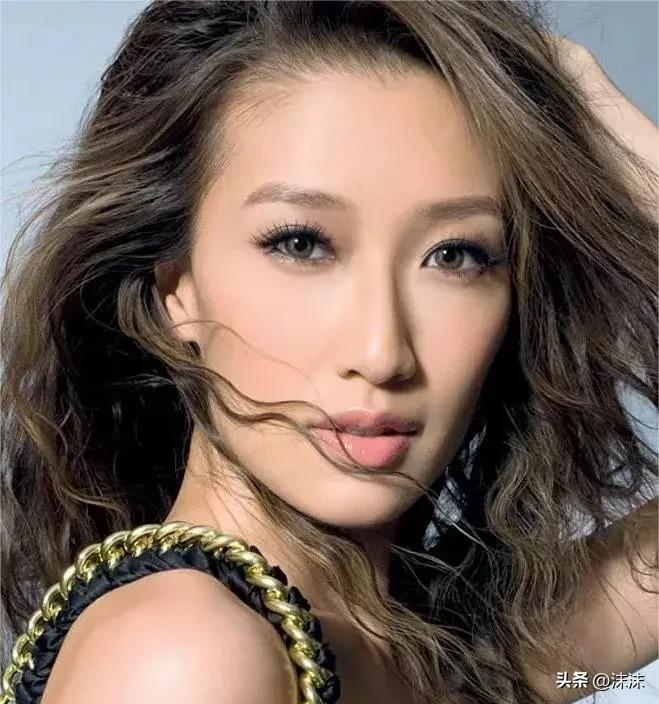 谢婷婷的痛，隔着上万公里的时差。

接到父亲谢贤病危的消息时，她在温哥华，正给两