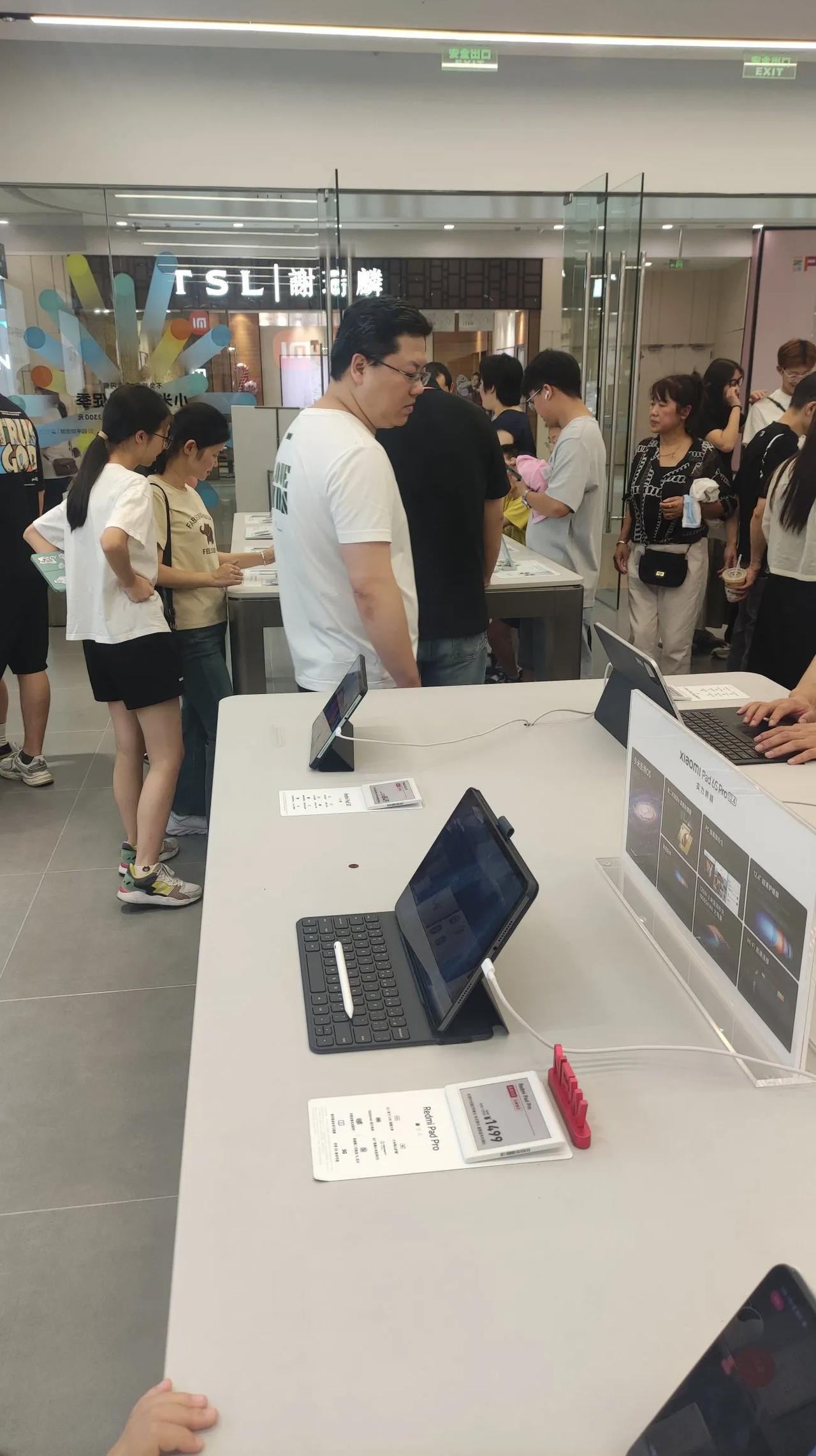 杭州银泰城的这家小米之家，店里面来看手机、空调、耳机等产品的顾客，都没断过，小朋