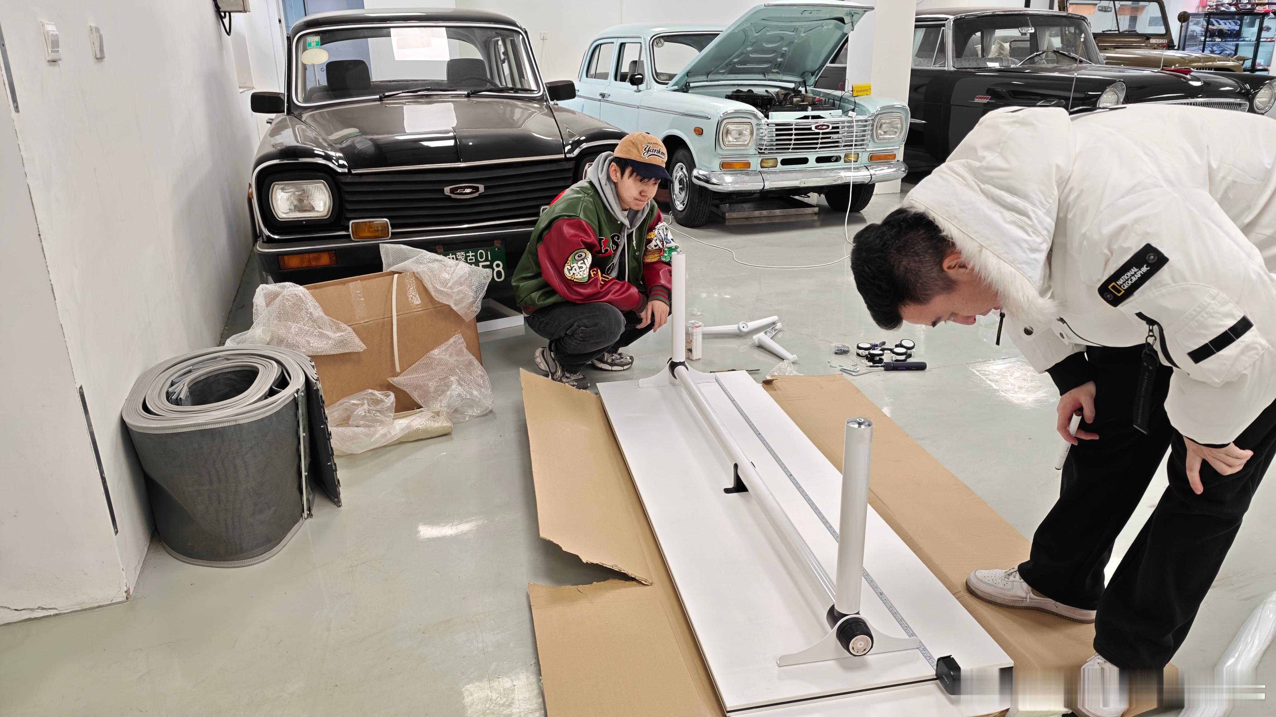 为了后面录播客更方便，也为了办公室桌面空间更大一些。又下单了两张同款的移动折叠桌