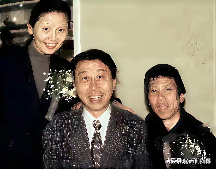坐在中间的这个人是谁呢？看了半天也是不认识，感觉应该都是一些老人，不过乍一看的时