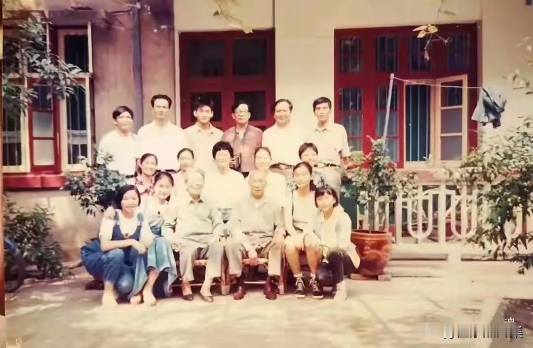 1995年，原广东省军区司令员贺东生将军（前排左四）与夫人陈玲（前排左三）和家人