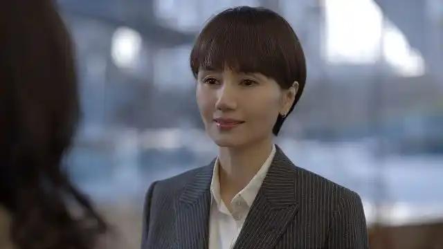 最近在追一些漏看的老剧，比如说：玫瑰之战

《玫瑰之战》
2022年由袁泉、黄晓