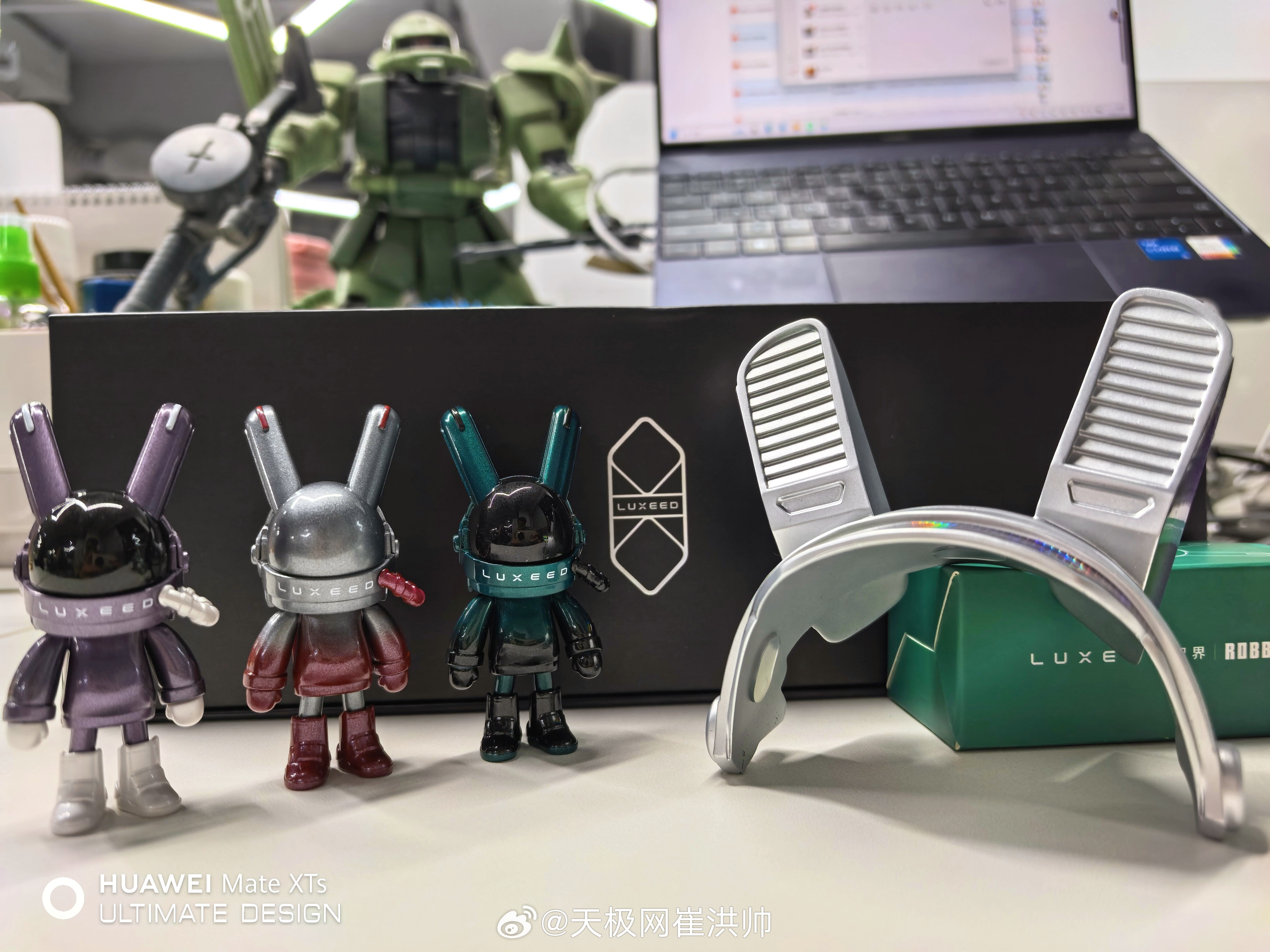 收到一套智界与潮玩IP ROBBi出的联名礼盒，3款智界专属车色定制手办，音响小