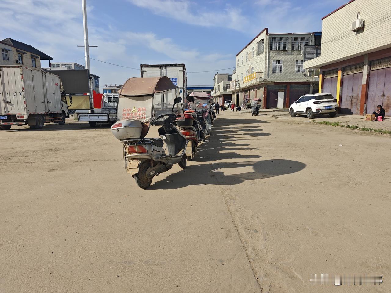 最近一个月，在南阳下边很多乡镇，县城里正在上电动车车牌。
     村里的邻居问