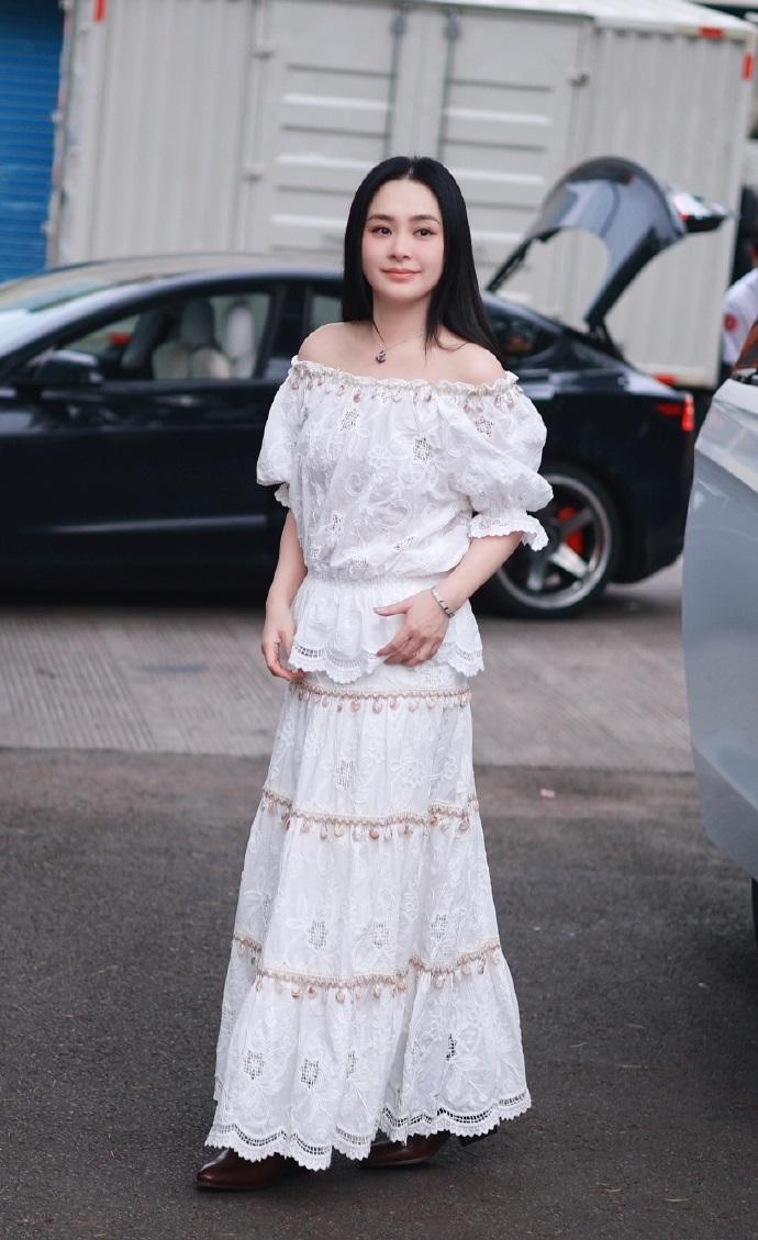 最近钟欣潼在宁波出席时尚活动，她这回搭配了一件很美的白色裙子。

钟欣潼这回特意