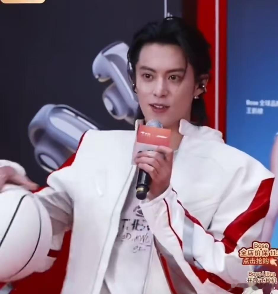 王鹤棣用三个词形容自己王鹤棣帅好帅非常帅王鹤棣用三个词形容自己，确实帅，[偷笑]