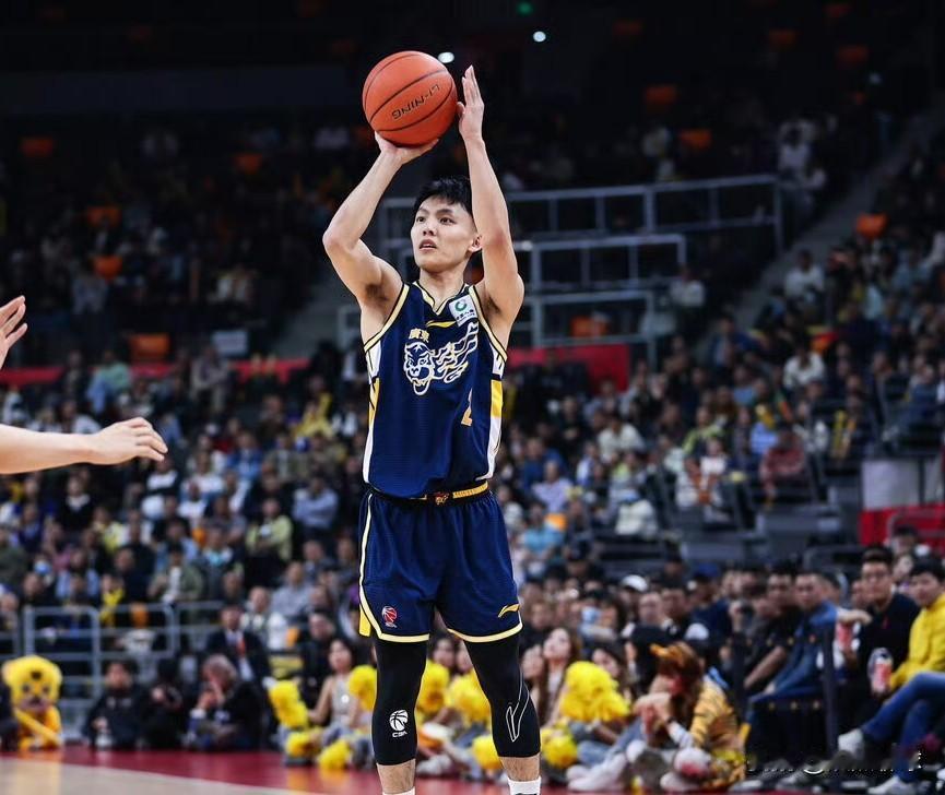 随着上海久事大胜山西汾酒拿下CBA俱乐部杯冠军，拥有怀特塞德和洛夫顿，另外还有弗