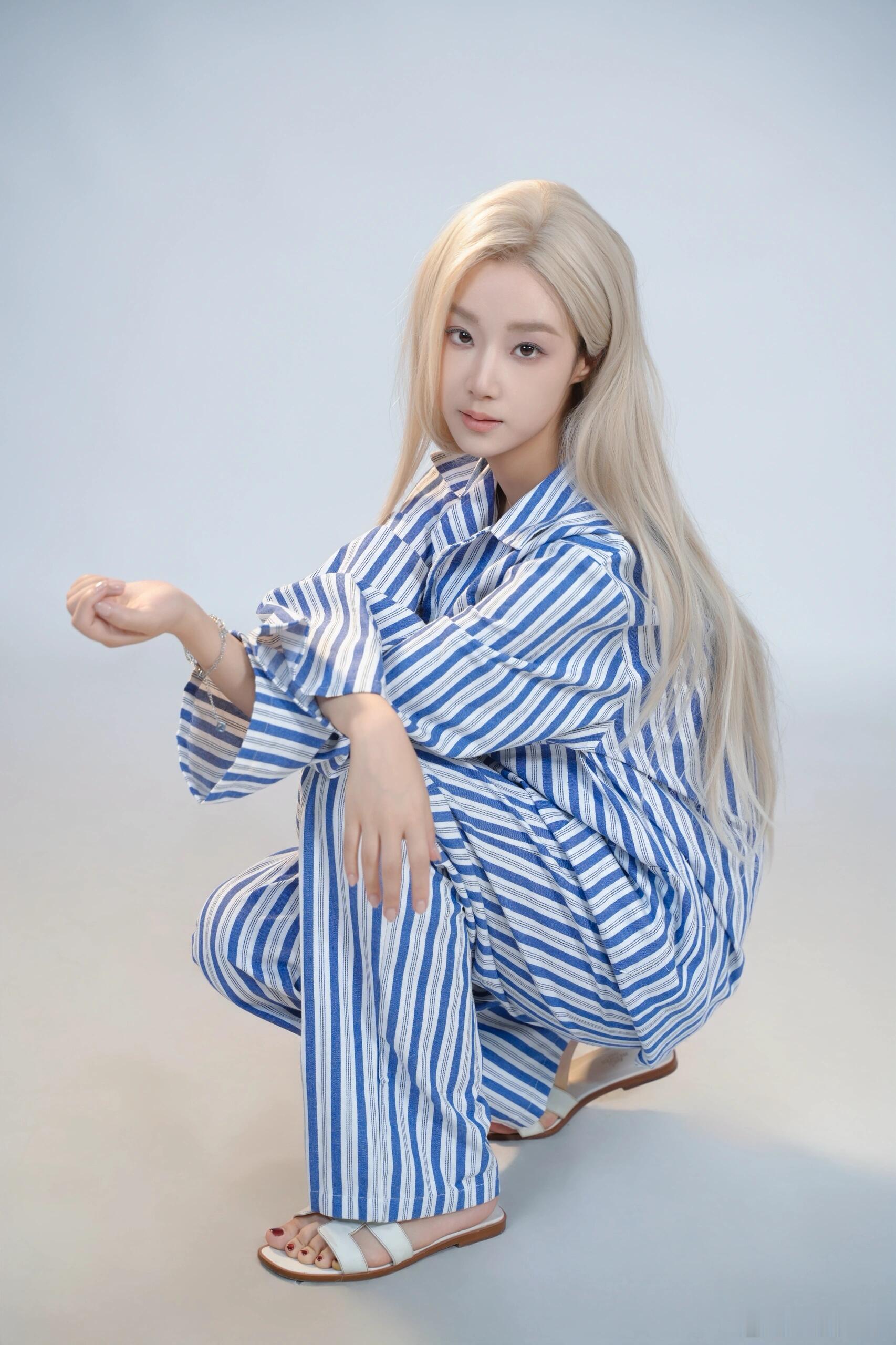 王小亿蓝白条纹睡衣穿搭 