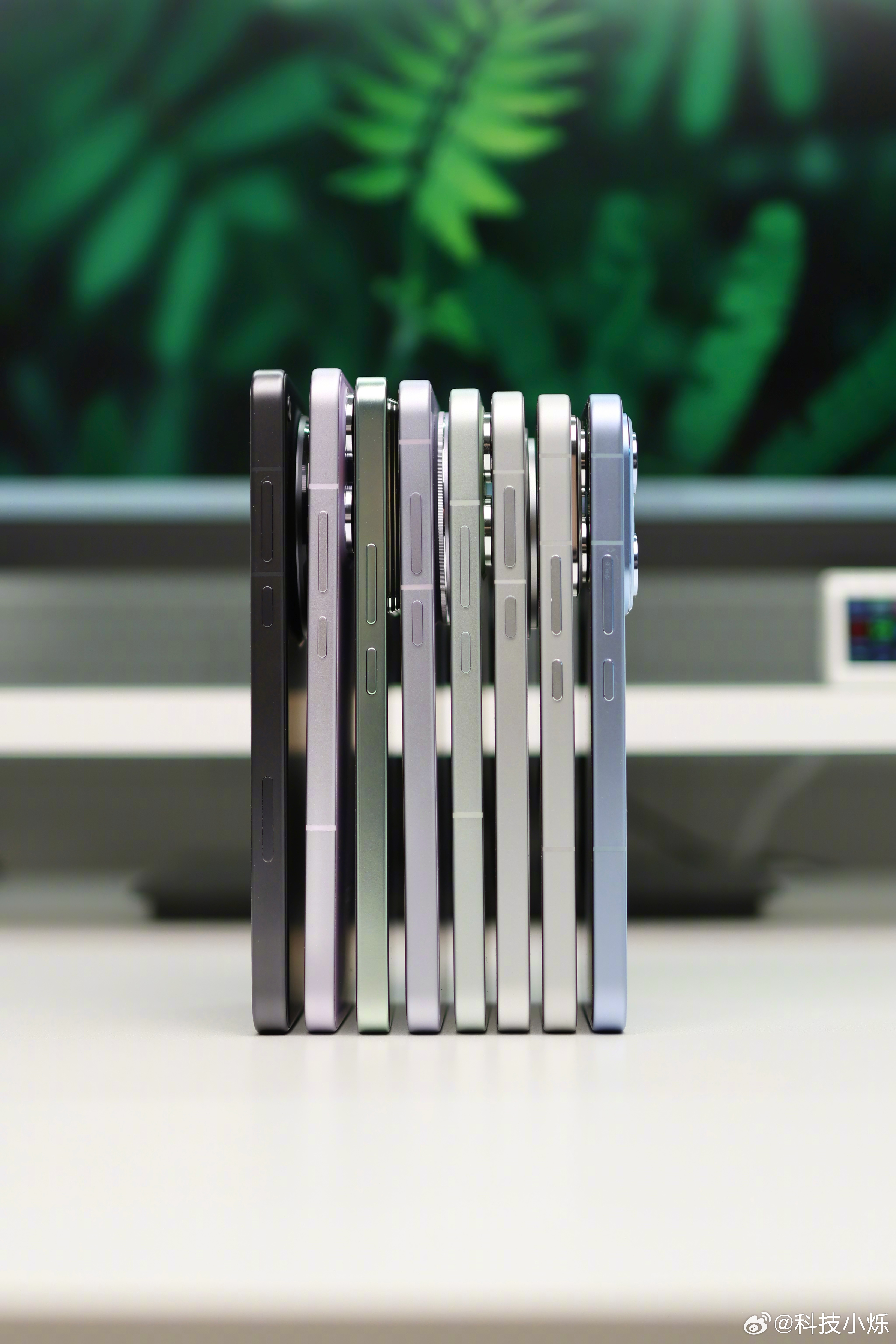 如果去掉配色，再不看模组的话，仅仅从侧面，你已经很难区别国产手机的型号和品牌了，