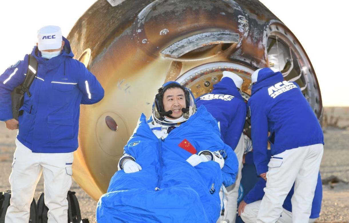 2025年11月14日，中国载人航天工程办公室正式通报：神舟二十号返回舱准备回家