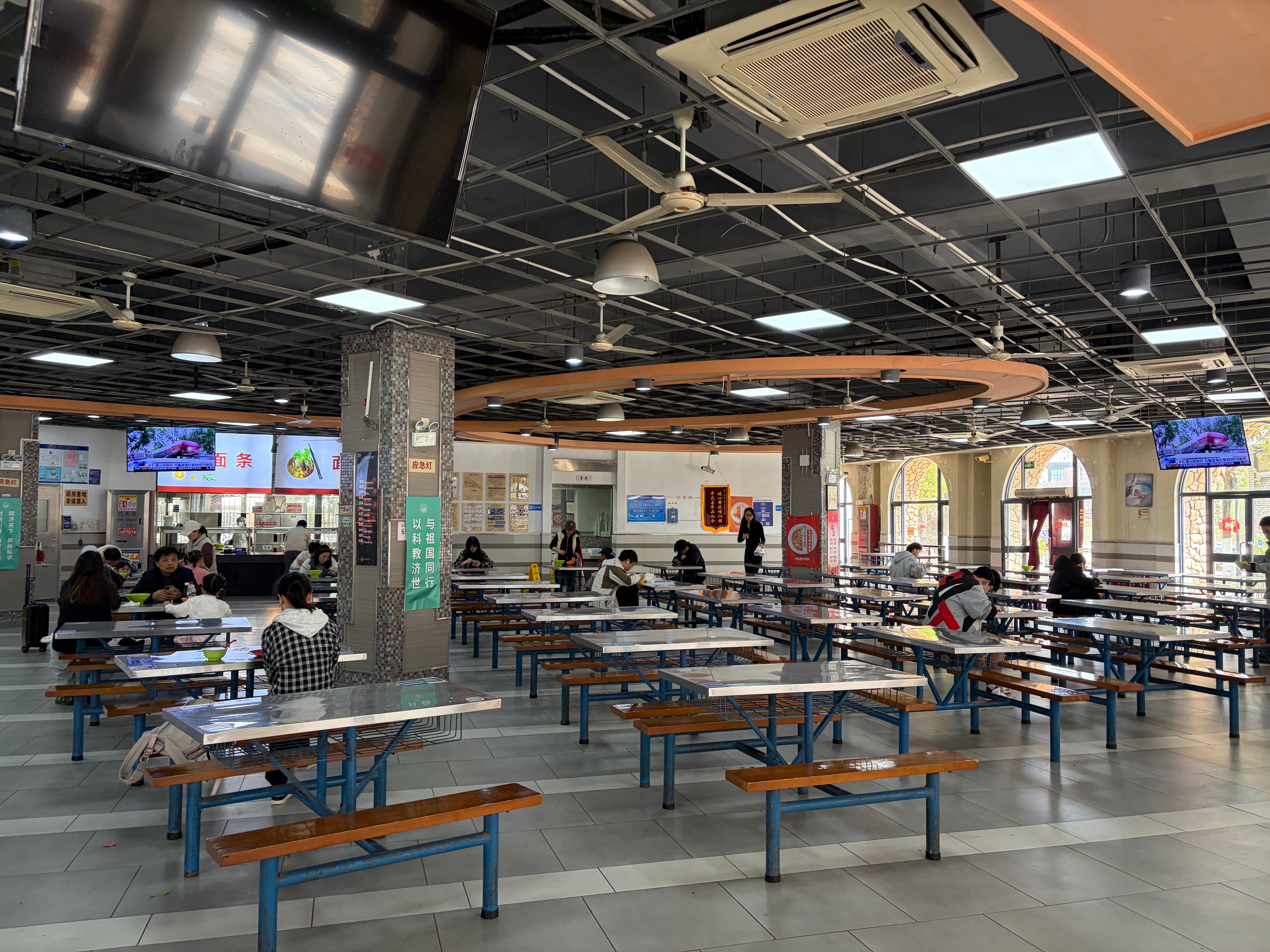 来同济大学食堂蹭个饭图1这一份15块钱在你们学校，算贵还是便宜？今天周末，校园里