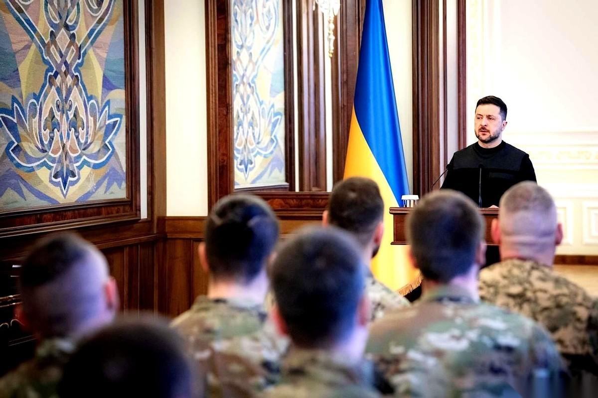 牌桌上的人，突然都站起来走了。
就这么把泽连斯基一个人晾那儿了。
谈判暂停。这四