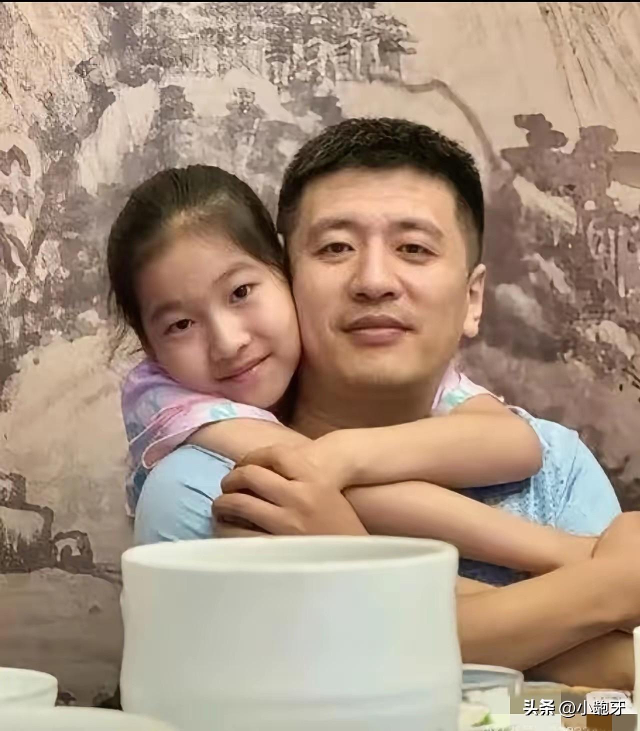 张雪峰家庭概况
家里这“大后方”才是真稳当。
媳妇是90后，还是个历史学博士、副