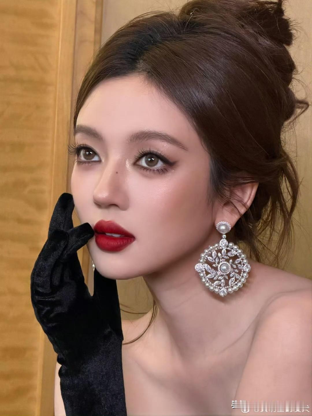 何瑞贤红唇怼脸拍