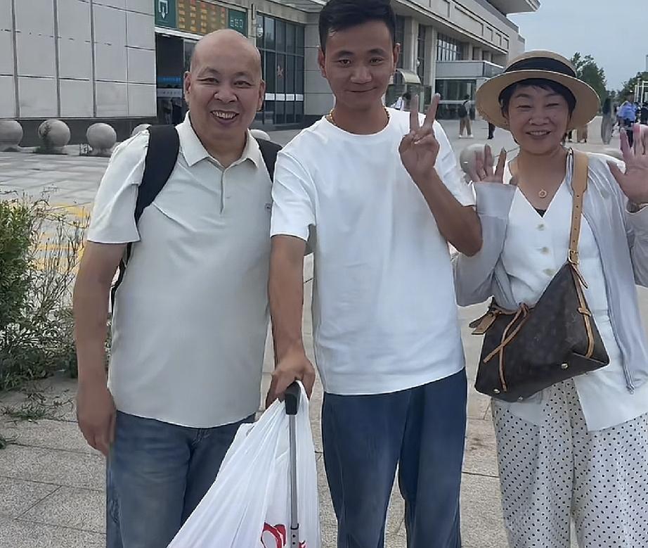 厉爸厉妈已经到砀山了，这次厉怀远二姨还有二姨家的一位亲人陪同，厉怀远亲自去高铁站