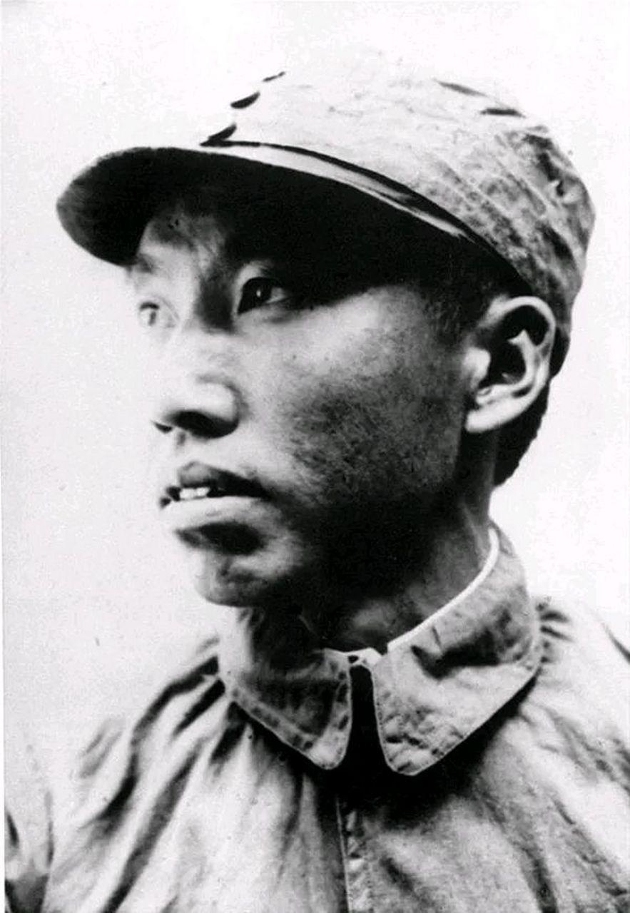 1944年，八路军干部陈克被俘，临刑前，一名“汉奸”自告奋勇充当行刑人，两声枪响