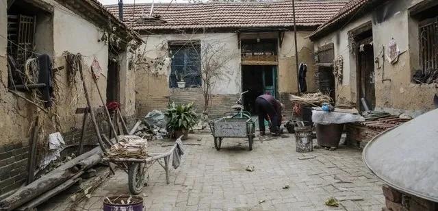 住我斜对门有一位70岁左右的老太太，经常坐在离垃圾桶5米远的位置，看到有人倒垃圾