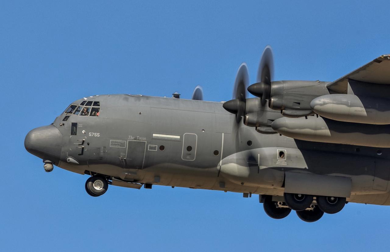 罗斯威尔国际航空中心上空的MC-130J ​​​