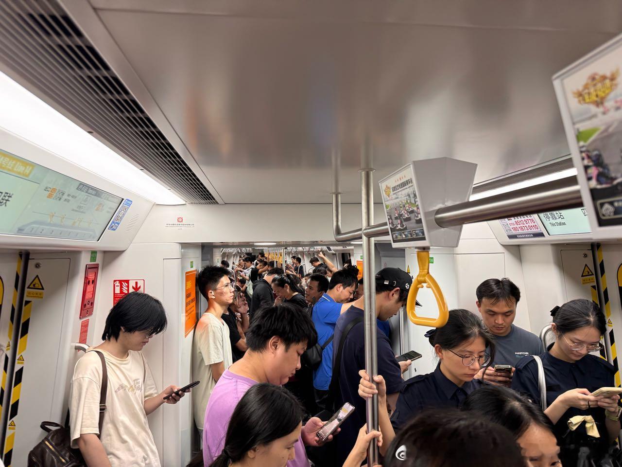 深圳地铁网友：2026年7月14日（周二）深圳地铁午间客流画面投稿。图1为12: