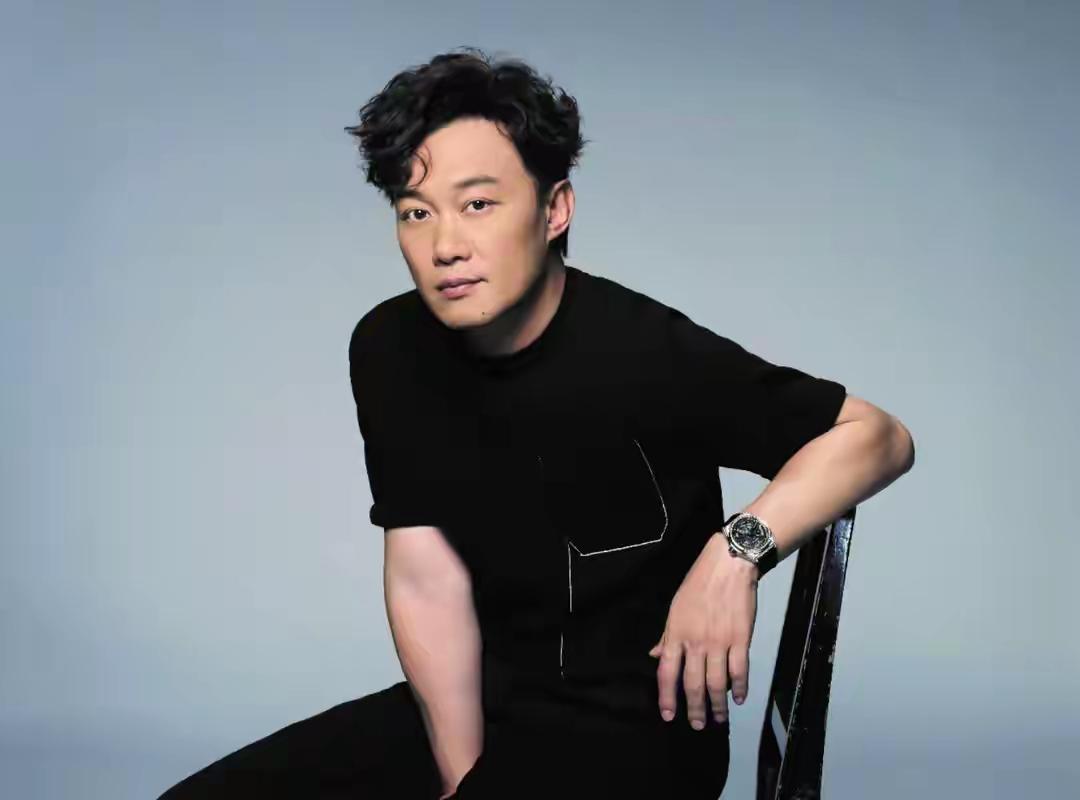 陈奕迅，冲上热搜！
 
陈奕迅毫无预兆冲上热搜，这次既没发新歌也没开巡演，竟是靠