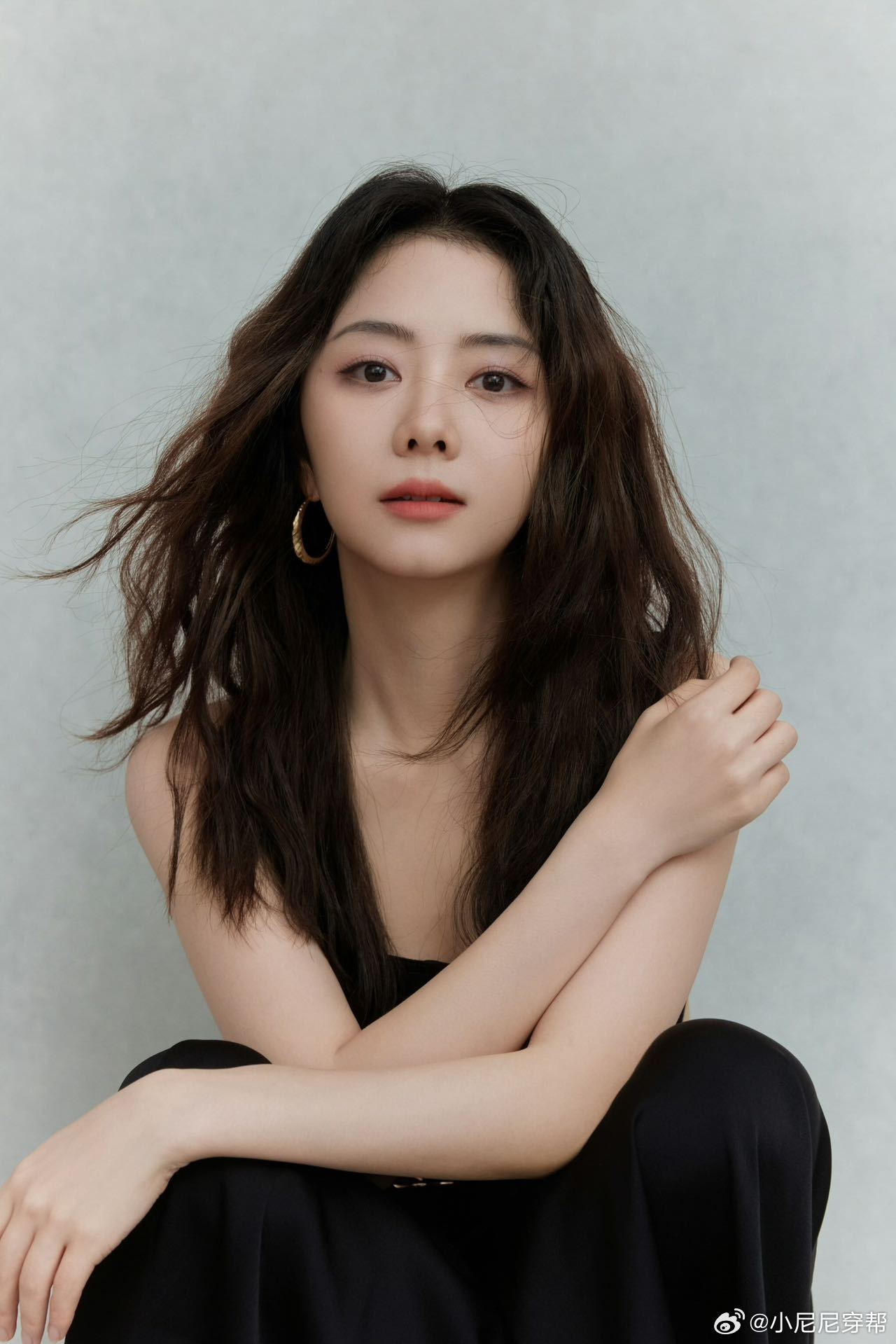 谭松韵35岁生日照谭松韵羊毛卷黑裙生日照谭松韵35岁生日美照曝光！一袭吊带小黑裙
