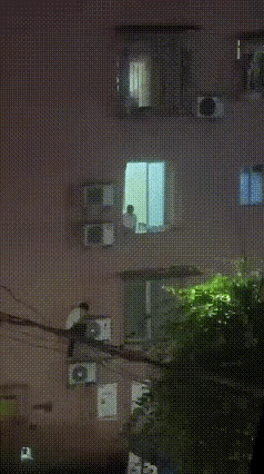 心真大啊，不走正门走空调