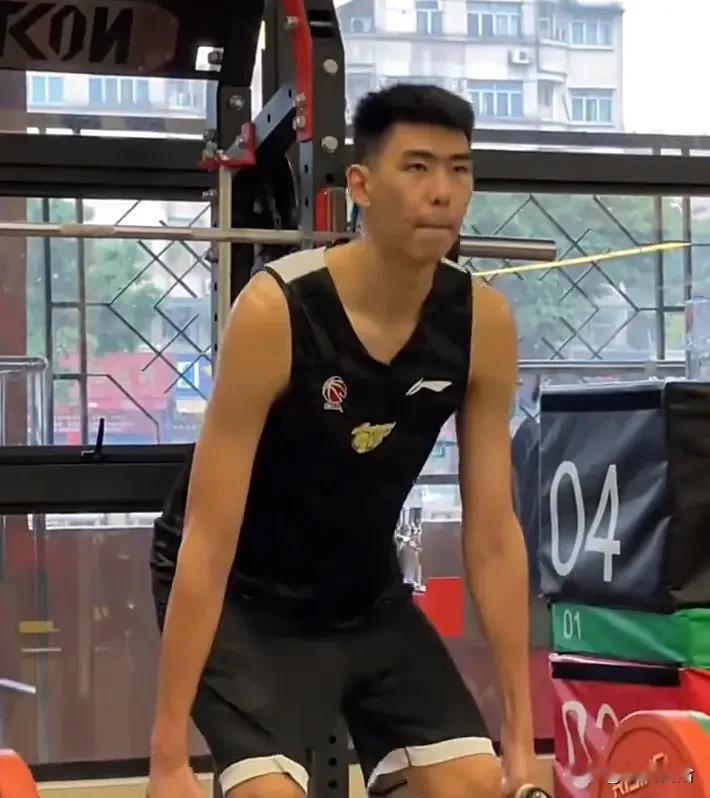 徐昕目前的前途非常光明，正处于职业生涯的快速上升期。这位22岁、身高2米26的中