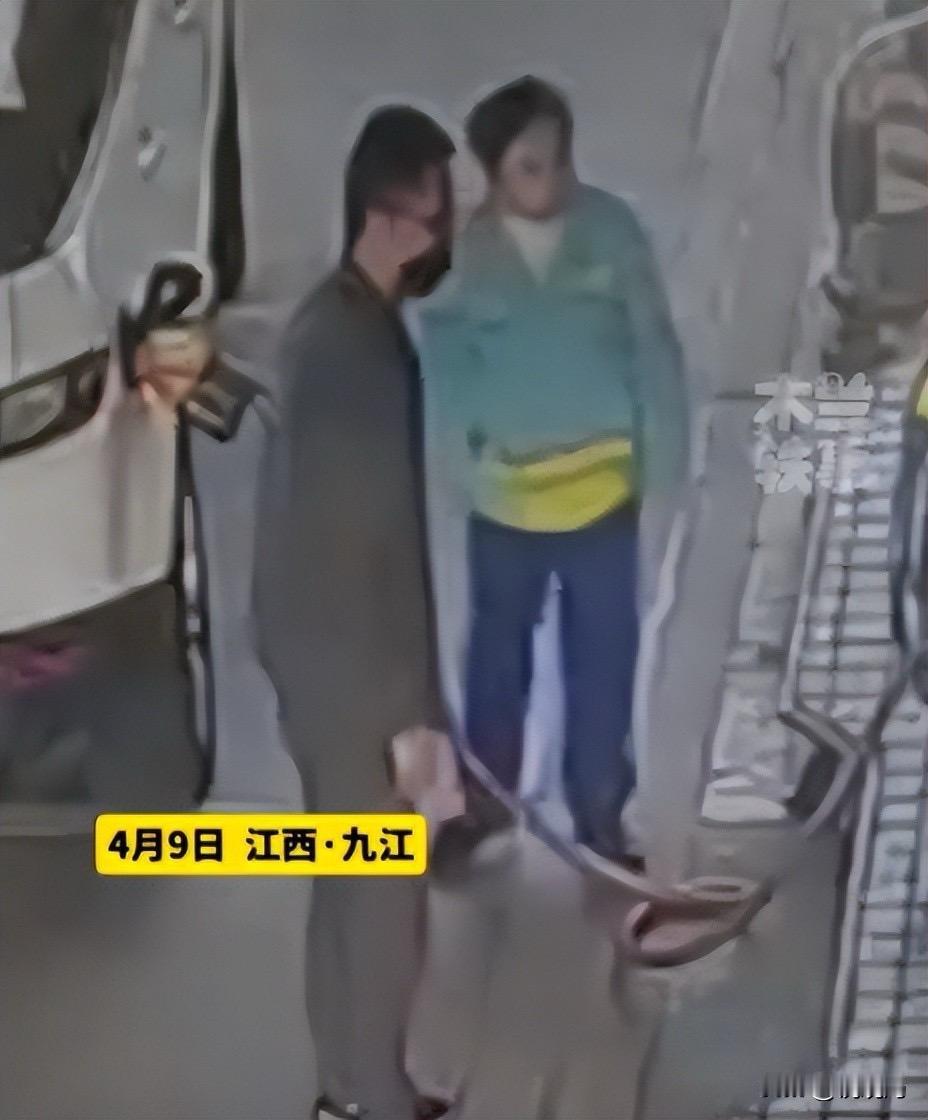 开百万路虎加油500元直接逃单！结果监控全拍下来了！这男的看上去还挺帅的，但没想